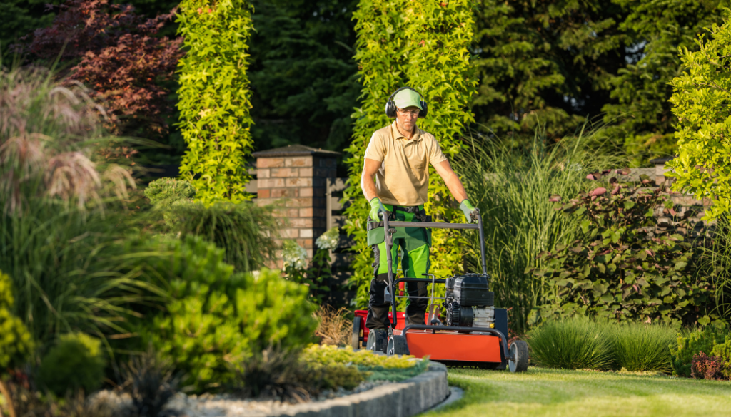 entretien d'un jardin par un jardinier