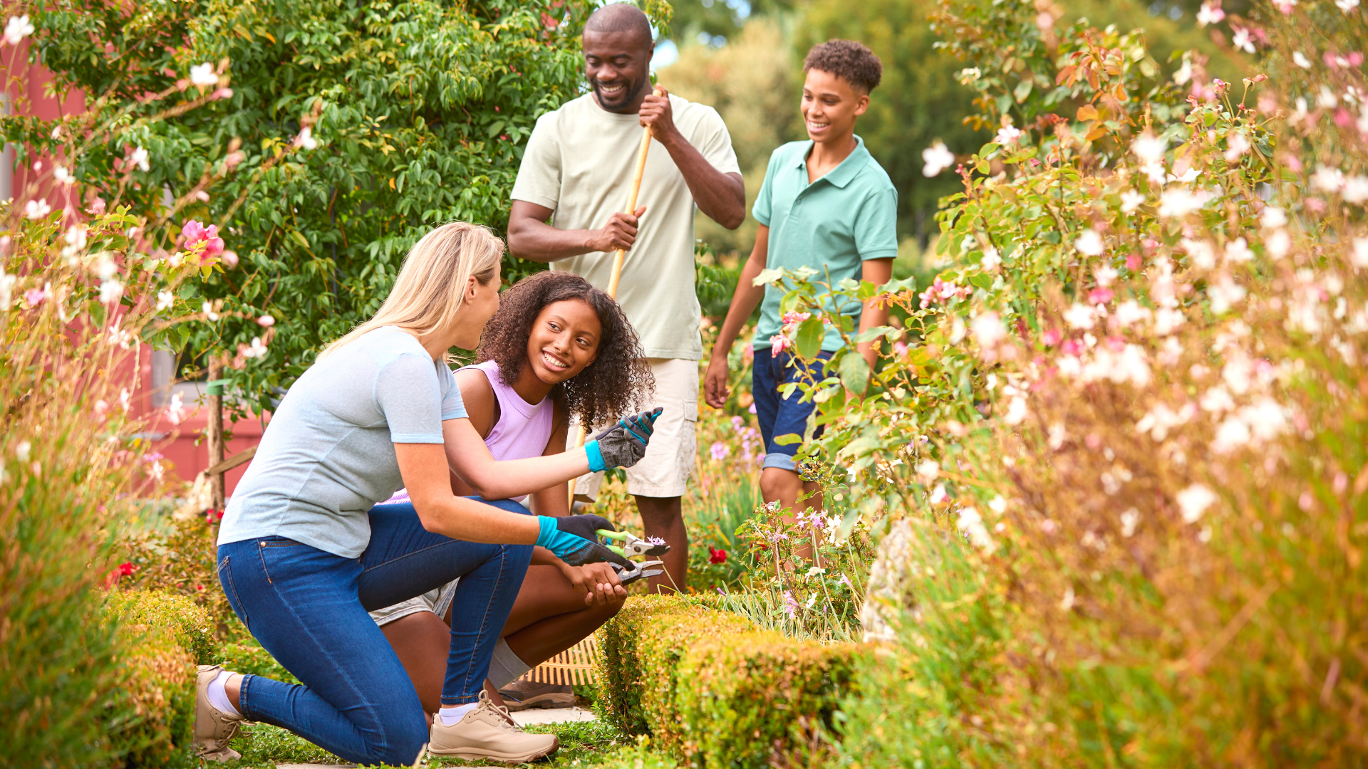 Une famille aménage son jardin